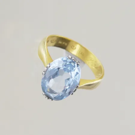 Ring med sten, skenan år 1893, stenen infattad i vitguld, Ø 19 mm, bredd 16 x 12 mm, graverad, 23K Vikt: 8,1 g