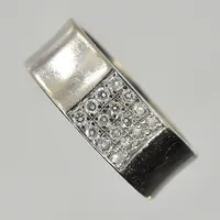 Ring med diamanter 0,16ctv, Engelbert, stl 16¾, bredd 7 mm, halvkupad modell, gravyr, originaletui medföljer, vitguld, 18K. Vikt: 7,4 g