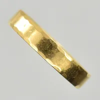 Ring, stl 19, bredd 4 mm, gravyr, 18K. Vikt: 2,4 g