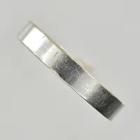 Ring, stl 20, bredd 4 mm, 925/1000 silver. Vikt: 4,1 g