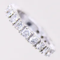 Helalliansring, 20 diamanter 1,65ctv enligt gravyr, ca W(H)-TCa(K)/VS, stl 15, bredd 3,4mm, gravyr, vitguld, 18K Vikt: 5,4 g