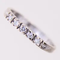 Ring med diamanter 5xca 0,03ct, vitguld, stl 18½, bredd 2,4-2,6mm, gravyr, 18K Vikt: 3,1 g