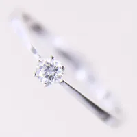Ring med diamant 1xca 0,15ct ca W/SI, stl 20, bredd 1,8-4,1mm, vitguld, GHA, 18K Vikt: 3 g