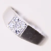 Ring med diamanter 4xca 0,03ct samt 1xca 0,02ct, 8/8-slipning, stl 17½, bredd 2,7-5,5mm, vitguld, JP, 18K Vikt: 4,2 g