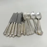 Bordsbestick, 12 gafflar, 12 skedar, 12 knivar, knivblad i stål, silver 830/1000 Vikt: 1680,6 g