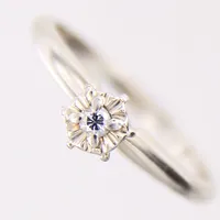 Ring med diamant ca 0,04ct, 8/8 slipning, stl 16½, bredd 1,5-5mm, vitguld, 14K.  Vikt: 2,1 g