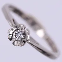 Ring vitguld med diamant ca 1x0,06ct, stl: 16¼, bredd: ca 2-5mm, 18K Vikt: 2,8 g