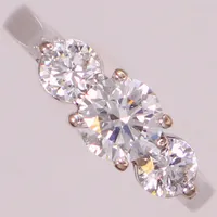 Ring med briljantslipade diamanter 1x ca 0,65ct TW(G)/VS, 1x ca 0,16ct TW(G)/VS, 1x ca 0,16ct TW(G)/P, stl 15¼, bredd ca 2-5,5mm, engelsk stämpel, gravyr, vitguld 18K.  Vikt: 3,7 g