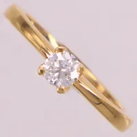 Ring med diamant 1xca0,40ct W(H)/SI enligt gravyr, stl 18, bredd: 1,9-4,7mm, GHA, 18K  Vikt: 4,4 g