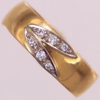Ring med diamanter 6xca0,01-0,02ct, stl 18¼, bredd: 5,8-6,2mm, fattning i vitguld, gravyr, 18K  Vikt: 5,8 g