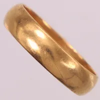 Ring, slät, stl 22, bredd: 5,8mm, repor, gravyr, 18K Vikt: 6,9 g