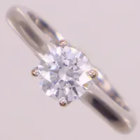 Ring med Swarowski zirkonia, gravyr på sten, repor, briljantslipade diamanter på sidan ca 2x0,02ct, stl 17, bredd 3,5mm, vitguld, gravyr, 2016, GHA. 18K Vikt: 5,5 g
