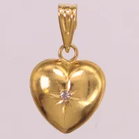 Hänge, hjärta med briljantslipad diamant ca 0,01ct, nagg, längd 16mm, GHA, 18K Vikt: 0,6 g