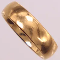 Ring,slät,stl 21¼, bredd: 6,9mm, repor, gravyr, 18K  Vikt: 14,1 g