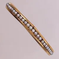Stelt armband med troligen odlade pärlor ca Ø3mm, längd: ca 17,5cm, bredd: 6,3mm, Alton, flertalet pärlor skadade, bucklor, 18K  Vikt: 12,3 g
