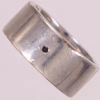 Ring med svart diamant 1xca0,01ct, stl 19¾, bredd: 10mm, GHA, silver 925/1000 Vikt: 13,1 g