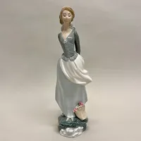 Figurin, höjd ca 36cm, kvinna med bok, stämplad Lladro, Daisa, porslin Vikt: 0 g Skickas med postpaket.