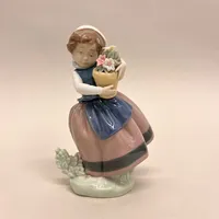Figurin, höjd 17cm, flicka med blomkruka, nagg på blommor, stämplad D13A, Lladro, made in Spain, porslin Vikt: 0 g