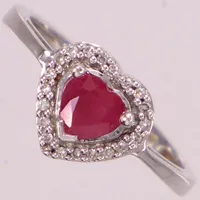 Ring med diamanter 20xca0,005ct 8/8 slipning samt troilgen rubin, stl 16½, bredd: 1,4-8,9mm, GHA, vitguld, 18K  Vikt: 2,6 g