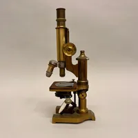 Antikt mikroskop Ernst Leitz, Wetzlar, nr 38854 New York, mässing, höjd ca 32cm, glasplatta (nagg), inga tillbehör, ej funktionstestat.  Vikt: 0 g Skickas med postpaket.