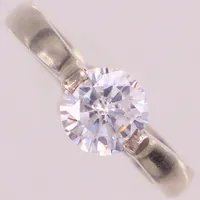Ring med vit sten, stl 18, bredd 7,2mm, 925/1000 silver Vikt: 3,5 g