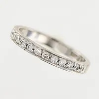 Ring, diamanter 12 x ca 0,02ct, stl 16¼, bredd 2mm, vitguld, 18K.  Vikt: 2,6 g