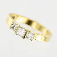 Ring, diamanter 3 st totalt 0,44ctv enligt gravyr, prinsesslipade, stl 16¼, bredd 2,5-4mm, 18K.  Vikt: 3,5 g