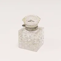 Bläckbehållare i glas med detaljer i nysilver, skevt lock, små nagg, höjd 10cm, bredd 6x6cm, omärkt. Vikt: 0 g
