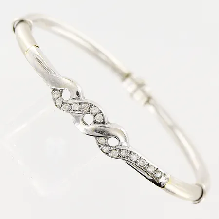 Armring, vita stenar, 61x55mm, bredd 4-7mm, vitguld, i behov av rodinering, bucklig, 18K.  Vikt: 11 g
