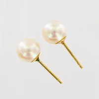 Ett par örhängen, odlade pärlor Ø7mm, stoppar i gummi, 18K.  Vikt: 1,3 g