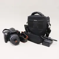 Digitalkamera Sony a290, påsittande objektiv 18-55mm 3,5-5,6,  laddare med nätsladd, väska Kata. Vikt: 0 g Skickas med postpaket.