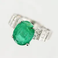 Ring, smaragd 8,64 x 10,97x ca 4,9mm, och diamanter 18 x ca 0,02ct prinsesslipade, 6 x ca 0,02ct briljantslipade, stl 17¾, bredd 3-5,5mm, vitguld, 18K, 7,2gram Vikt: 7,2 g