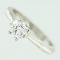 Ring, diamant 0,50 enligt gravyr, W/VVS, stl 16½, bredd 2,5-5,5mm, gravyr, år 1954, Bolin Hovjuvelerare, Stockholm, platina. 