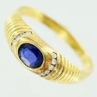 Ring, diamanter 12 x ca 0,005ct, blå sten, stl 21, bredd 2,5-6mm, gravyr, 18K.  Vikt: 4,3 g