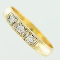 Ring, diamanter 3 x ca 0,05ct, stl 19¾, bredd 3,5mm, gravyr, 18K.  Vikt: 3,2 g
