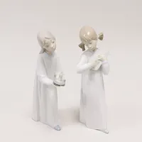 2 figuriner Nao, 20cm, flickor i nattsärk, Spanien. Vikt: 0 g Skickas med paket.