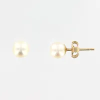Ett par örhängen med pärlor, Ø5mm, 18K Vikt: 1,5 g
