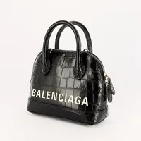 Handväska Balenciaga, Ville Top xxs, i svart läder, 15x18x8cm, med axelrem, små repor finns på foder/insida, ett litet märke finns på utsidan