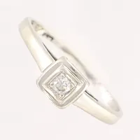 Ring vitguld med diamant 1xca0,04ct, stl 15, bredd 1-4mm, gravyr, 18K Vikt: 1,7 g