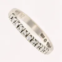 Ring vitguld med diamanter 10xca0,02ct, stl 16¾, bredd 2mm, datumgravyr, 18K Vikt: 2,4 g