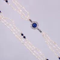 Pärlcollier med blå och vita stenar, treradigt, odlade sötvattenspärlor, Ø 3-7mm, längd: ca 42cm, bredd: ca 12mm, lås i vitmetall 
