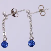 Ett par örhängen med blå stenar, längd: ca 2cm, bredd: ca 2-4mm, ett stopp ej i silver, silver  Vikt: 1 g