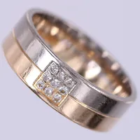 Ring vitguld/gult guld med diamanter ca 9x0,01ct, stl: 17, bredd: ca 6mm, gravyr, 18K Vikt: 0 g