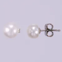 Ett par örhängen med pärlor, Ø ca 7mm, ett stopp ej i silver, silver Vikt: 1,2 g