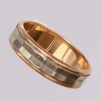 Ring, tvåfärgad, reliefdekor, stl 20, bredd 5mm, svensk importstämpel (före 1988), 18K Vikt: 7,3 g