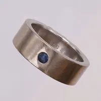 Ring, vitguld, blå sten, stl ca 20, bredd 6mm, repor, gravyr, 18K Vikt: 22,4 g