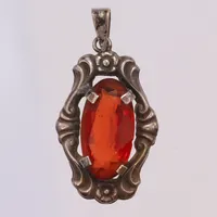 Hänge med orange slipat glas, 1900-talets mitt, 15x32 inklusive hängöglan, silver 830/1000  Vikt: 3,2 g