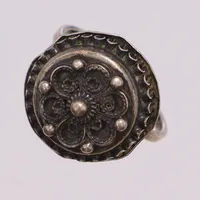 Ring med filigrandetaljer, stl 17½, 1-16mm, något defekt silver 830/1000 Vikt: 3,8 g
