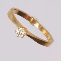 Ring med diamant 1xca0,10ct stl 17½ bredd 2-4mm, MGAB 1989, 18K Vikt: 2,2 g