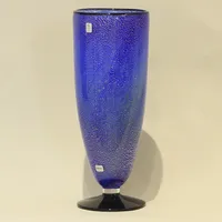 Vas, Gränna Glasbruk, med innesluten dekor av silver mot blå fond, mörkblå fot, etikettmärkt, höjd 26cm, kartong medföljer Vikt: 0 g Skickas med paket.
